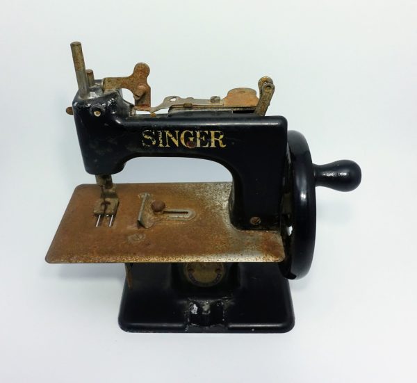 Antigua mini máquina de coser Singer Sewhandy modelo 20-10.