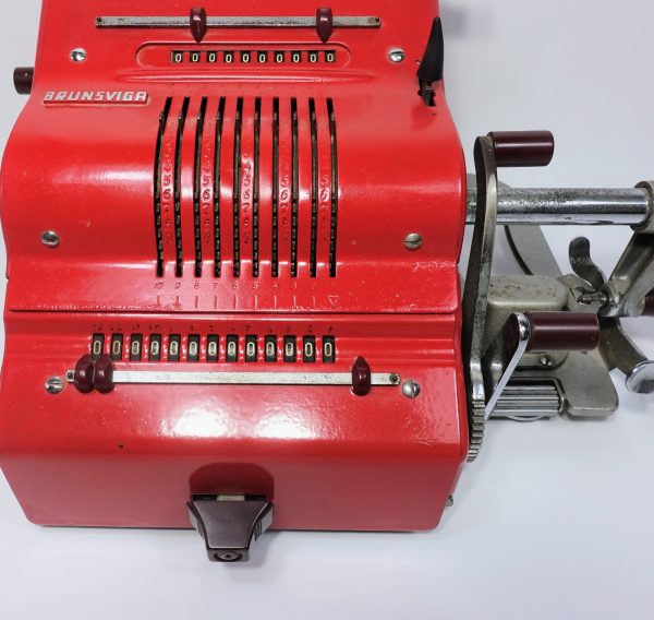 BRUNSVIGA Antigua calculadora modelo 13 RK esmaltada en color rojo.